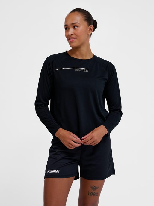 hmlCOURT LIGHT WEIGHT T-SHIRT L/S W, BLACK, model