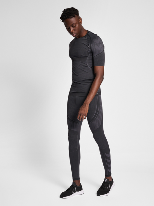 hmlMT OLLI SEAMLESS TIGHT T-SHIRT, BLACK/ASPHALT MELANGE, model