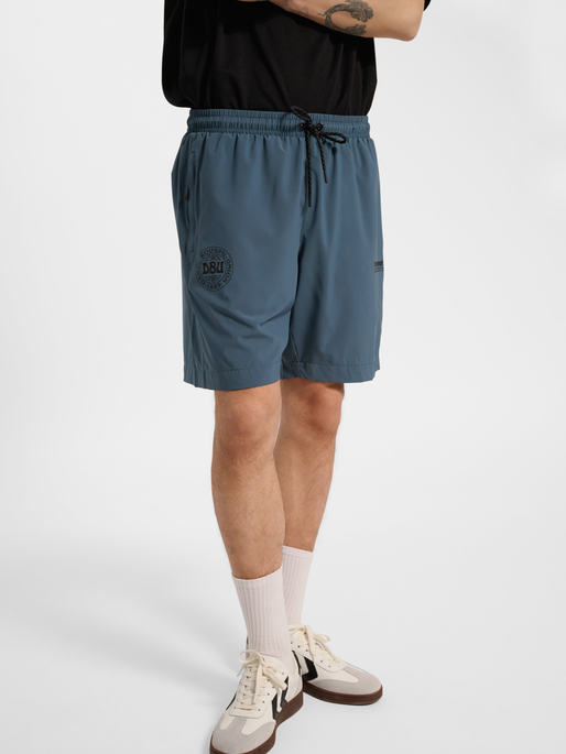 DBU 26 TRAVEL WOVEN SHORTS, STARGAZER, model
