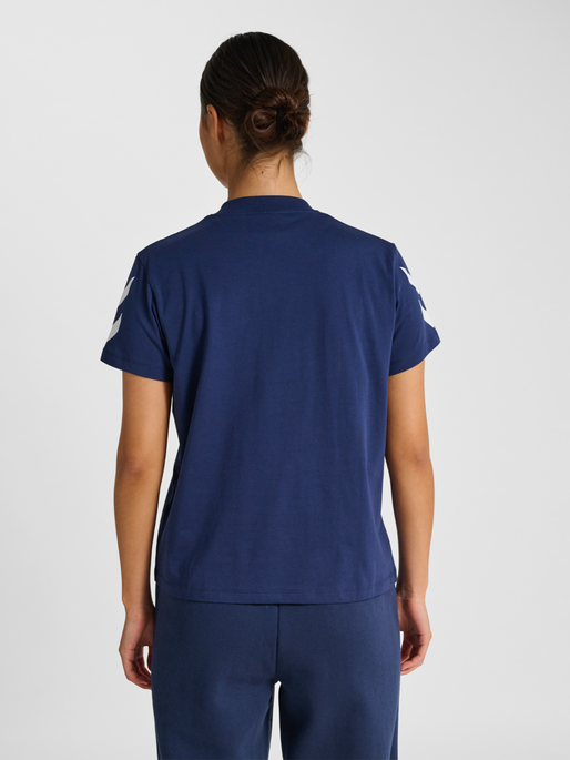 hmlLEGACY 2.0 W T-SHIRT S/S, DRESS BLUES, model