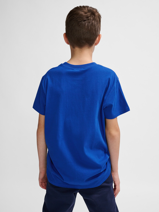 hmlGO 2.0 LOGO T-SHIRT S/S KIDS, TRUE BLUE, model