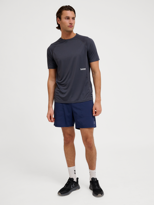 hmlPULSE WORKOUT T-SHIRT S/S, EBONY, model