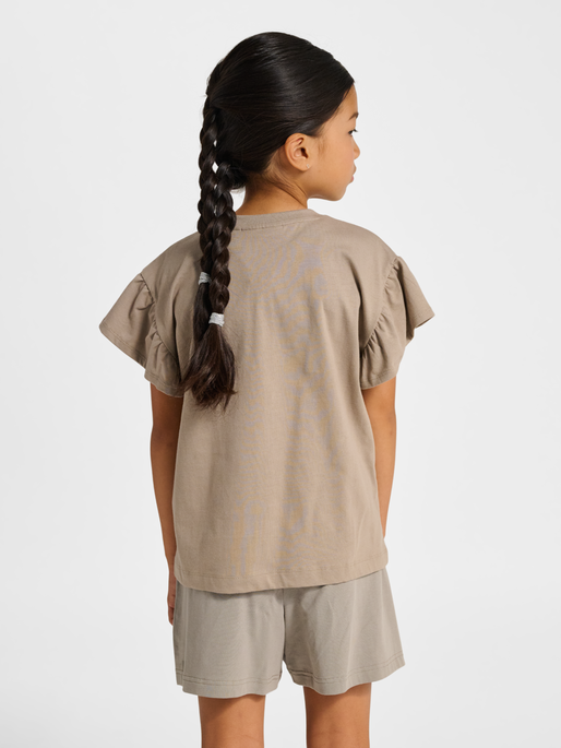 hmlJR RUFFLE T-SHIRT SS BIG BEE, ROCK RIDGE, model