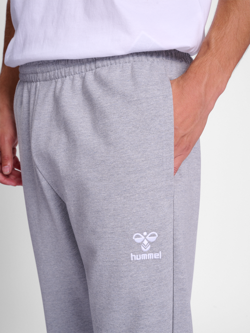 hmlGO 2.0 SWEATPANTS, GREY MELANGE, model