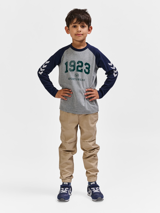 hmlNIPPS T-SHIRT L/S, LIGHT GREY MELANGE, model