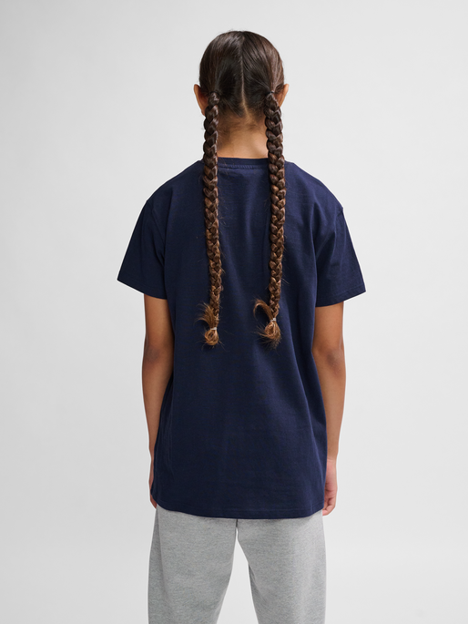 hmlGO 2.0 LOGO T-SHIRT S/S KIDS, MARINE, model