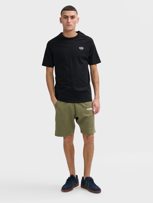 hmlLGC KAI REGULAR HEAVY T-SHIRT, BLACK, model