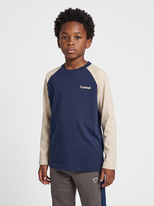 hmlJR LOOSE GRAPHIC T-SHIRT L/S, DRESS BLUES, model