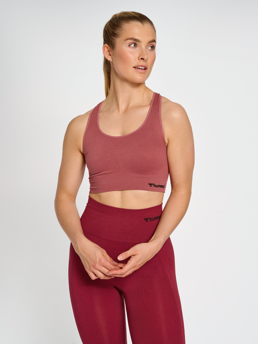 hmlTIF SEAMLESS SPORTS TOP, APPLE BUTTER, model