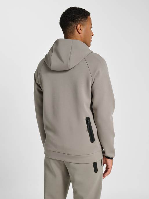hmlTECH FLEECE REGULAR ZIP HOODIE, ROCK RIDGE, model