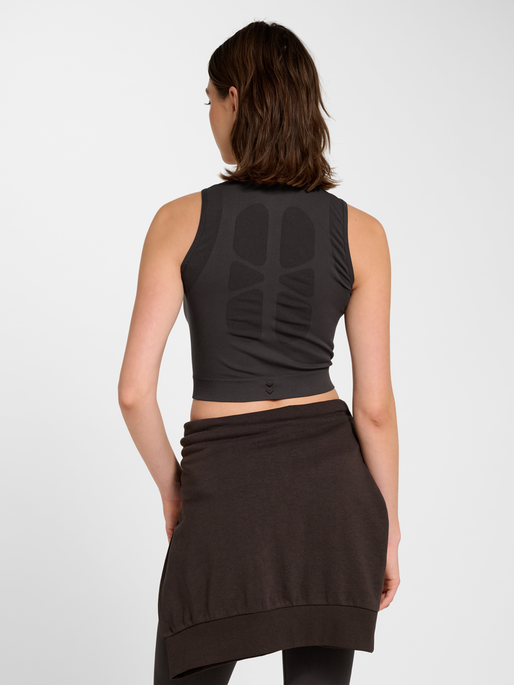 hmlHIIT SEAMLESS W TOP, AFTER DARK, model
