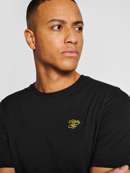 hmlAMNESTY LABEL T-SHIRT, 2001, model