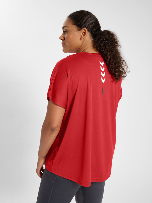 hmlTE CURVY LOOSE T-SHIRT PLUS, AMERICAN BEAUTY, model