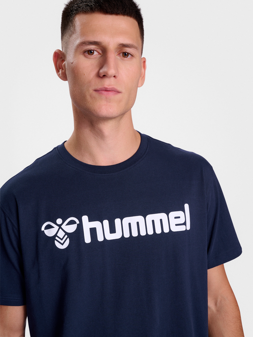 hmlGO 2.0 LOGO T-SHIRT S/S, MARINE, model