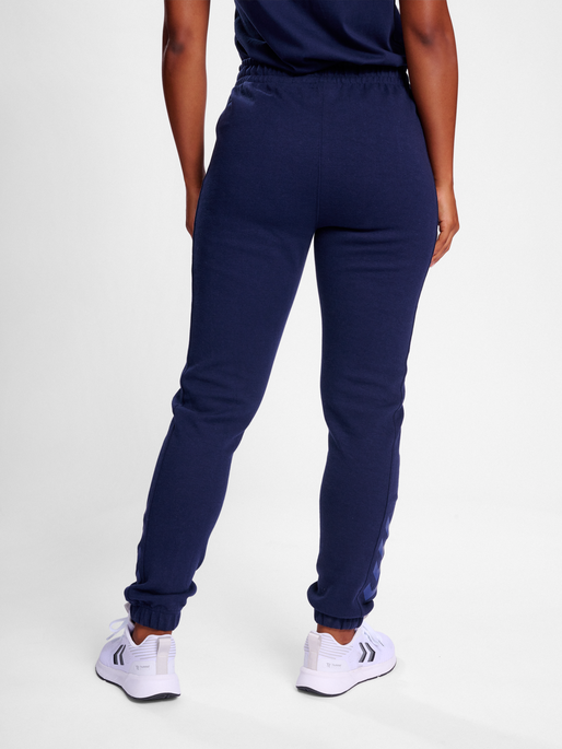 hmlTRAVEL SWEAT PANTS WOMAN, MARINE, model