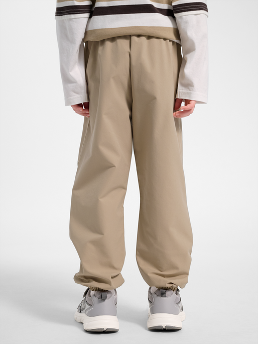 hmlJR STREET TRACKSUIT CARGO PANTS, SILVER MINK, model