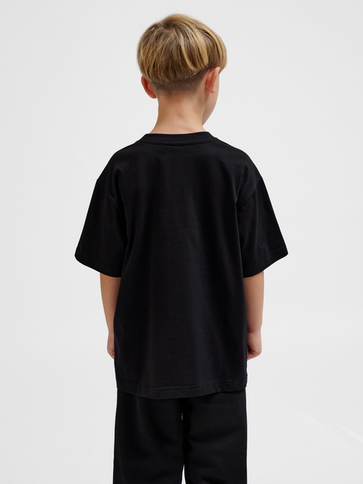 hmlJR LOOSE T-SHIRT S/S BEE, BLACK, model