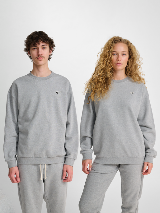 hmlLOOSE CREWNECK BEE, GREY MELANGE, model
