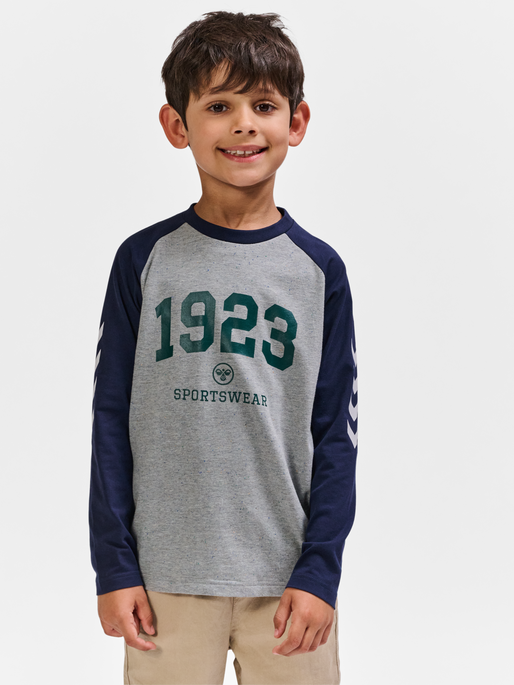 hmlNIPPS T-SHIRT L/S, LIGHT GREY MELANGE, model