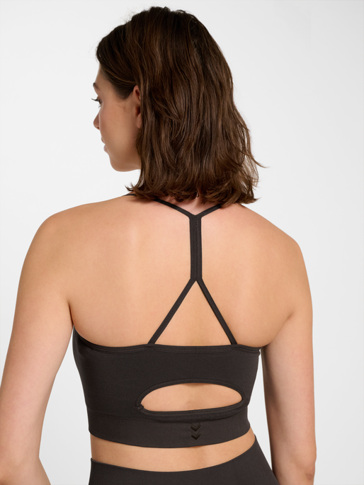 hmlHIIT SEAMLESS BRA, AFTER DARK, model