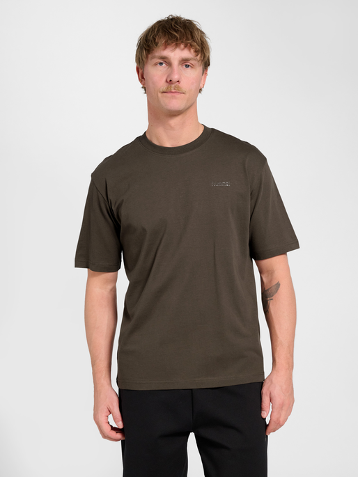 hmlKEEPER LOGO T-SHIRT S/S, MAJOR BROWN, model