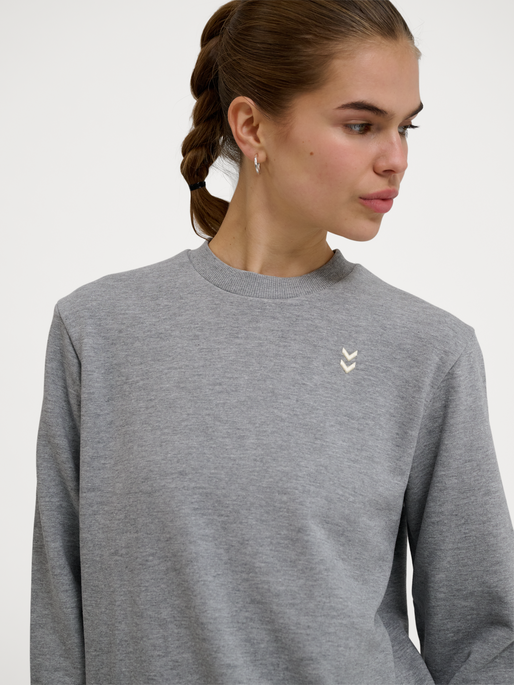 hmlPULSE W SWEAT CREWNECK, GREY MELANGE, model
