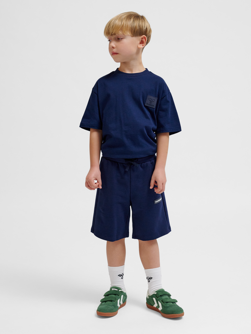 hmlFLAN SHORTS, BLACK IRIS, model