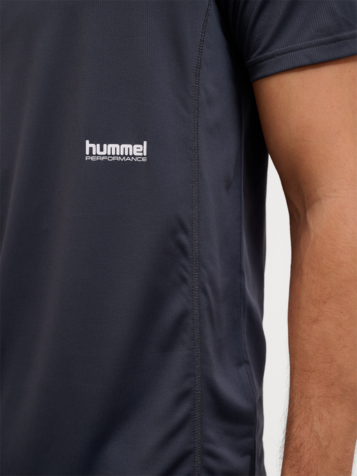 hmlPULSE WORKOUT T-SHIRT S/S, EBONY, model