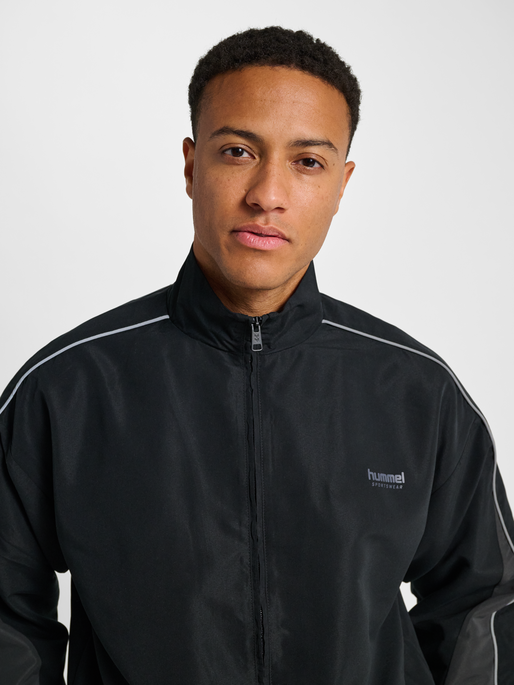 hmlLOOSE TRACK JACKET TOPSCORER, BLACK/EBONY, model