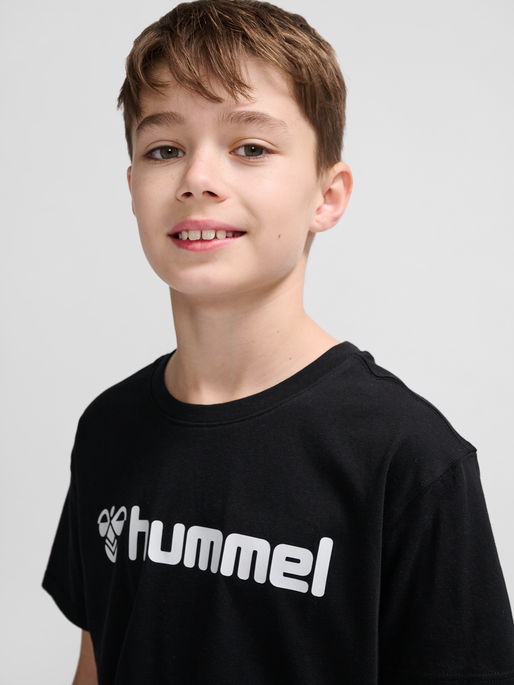 hmlGO 2.0 LOGO T-SHIRT S/S KIDS, BLACK, model