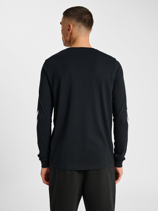hmlLEGACY 2.0 T-SHIRT L/S, BLACK, model