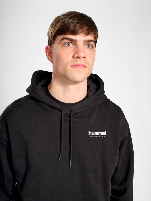 hmlLGC NATE HOODIE, BLACK, model