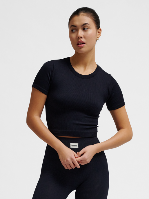 hmlPULSE SEAMLESS RIB W T-SHIRT S/S, BLACK, model