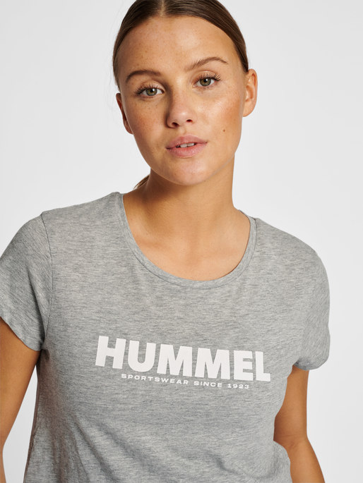 hmlLEGACY WOMAN CROPPED T-SHIRT, GREY MELANGE, model