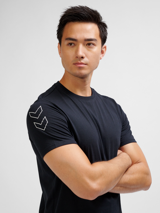 hmlELEMENTAL CHEVRON COTTON TEE, BLACK, model