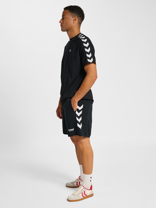 hmlOVERSIZED WILLY SHORTS, BLACK, model
