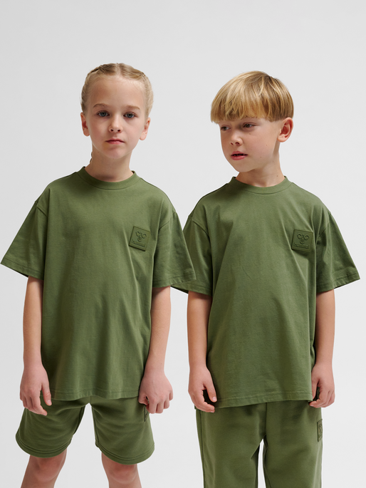 hmlCLEAN T-SHIRT S/S, OLIVINE, model