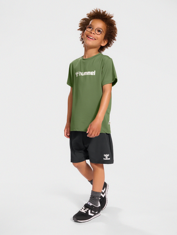 hmlPLAG SHORTS SET, OIL GREEN, model