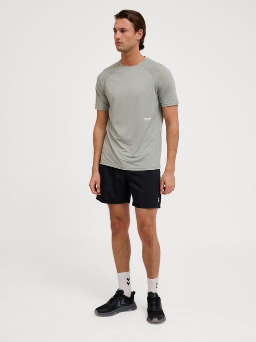 hmlPULSE WORKOUT T-SHIRT S/S, BELGIAN BLOCK, model