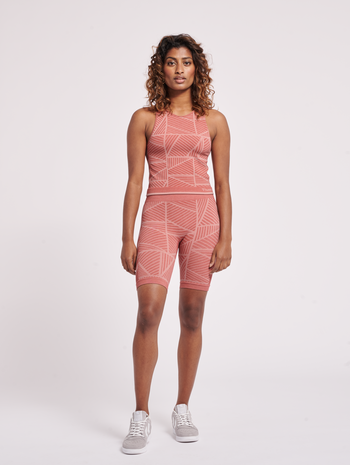 hmlMT ENERGY SEAMLESS MW SHORTS, WITHERED ROSE, model