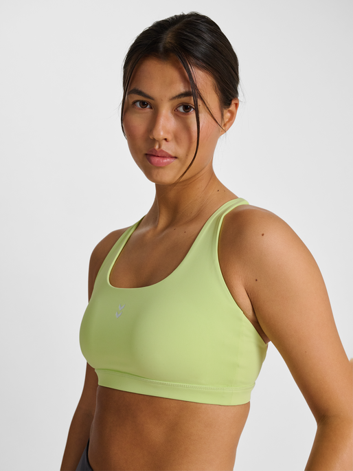 hmlHIIT IMPACT STRAP BRA, SHADOW LIME, model