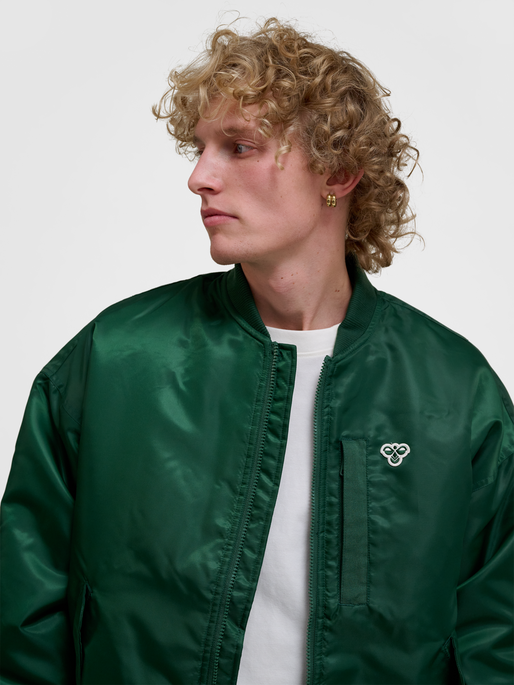 hmlBASEBALL JACKET BEE, DARK GREEN, model