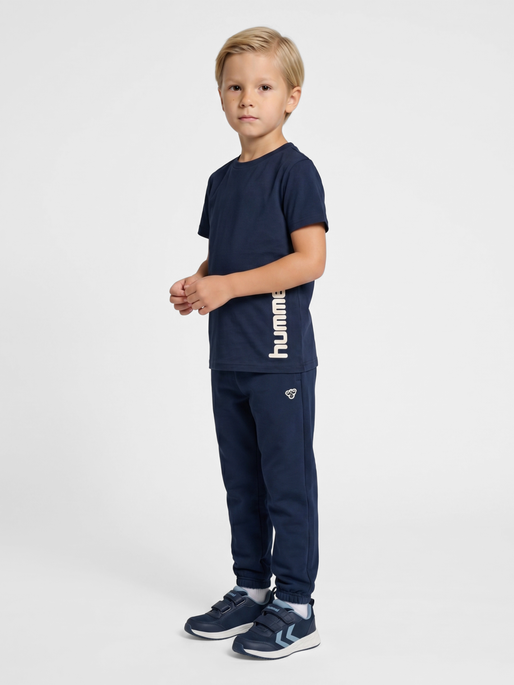 hmlJR REG GRAPHIC T-SHIRT S/S, DRESS BLUES, model