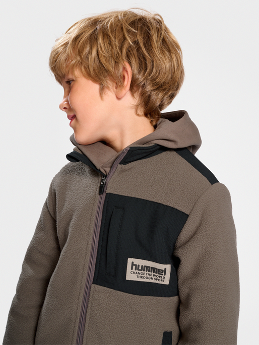 hmlDARE FLEECE JACKET, FALCON, model