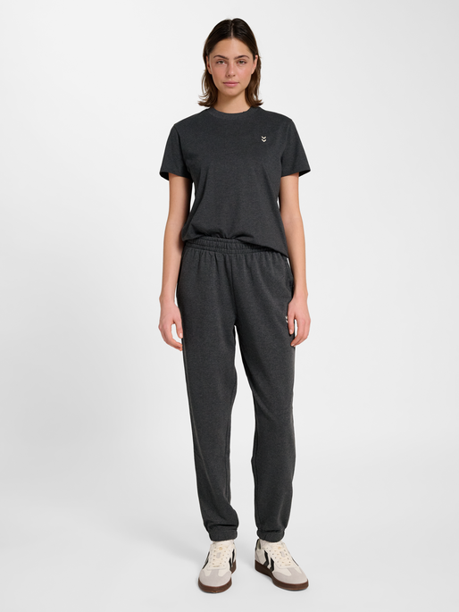 hmlPULSE W SWEAT PANTS, DARK GREY MELANGE, model