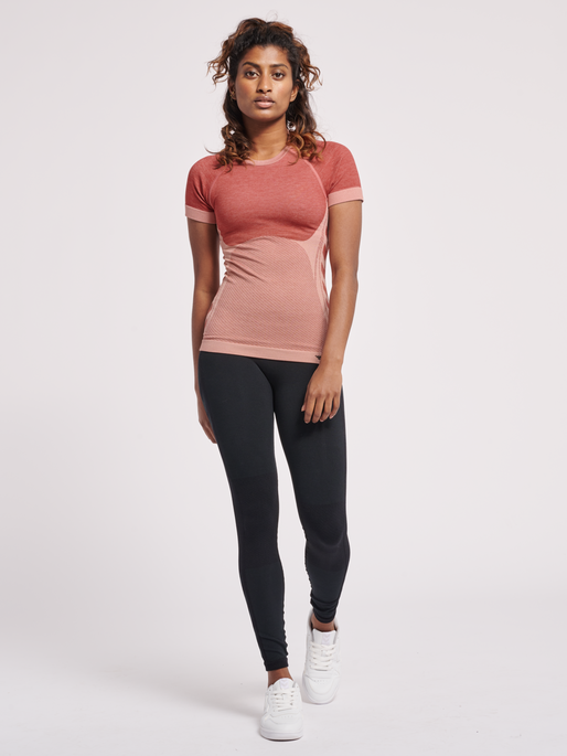 hmlCLEA SEAMLESS TIGHT T-SHIRT, WITHERED ROSE, model