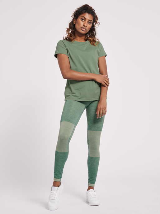 hmlTE CALI COTTON T-SHIRT, LILY PAD, model