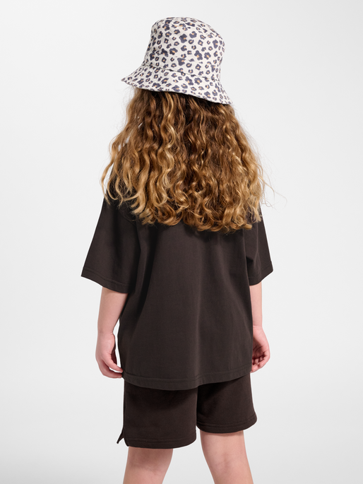 hmlJR SILLY S/S BOXY T-SHIRT SOLID, CHOCOLATE TORTE, model