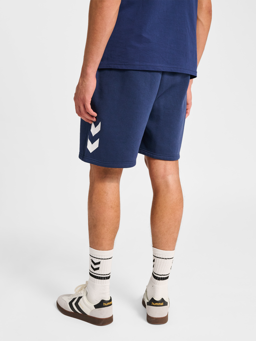 hmlLEGACY 2.0 SHORTS, DRESS BLUES, model