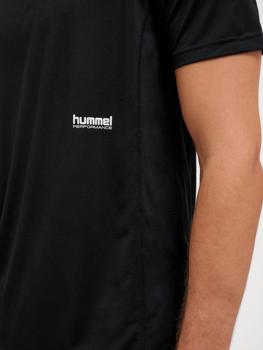 hmlPULSE WORKOUT T-SHIRT S/S, BLACK, model